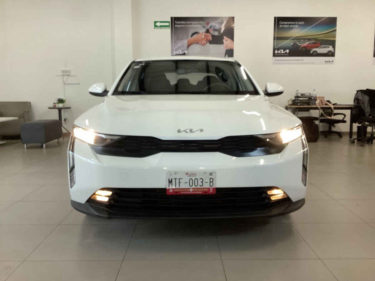 2025 Kia K3 4p LX L4/1.6 Aut